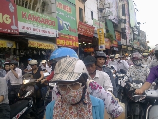 Nhà ở Hà Nội ngày càng... dị dạng